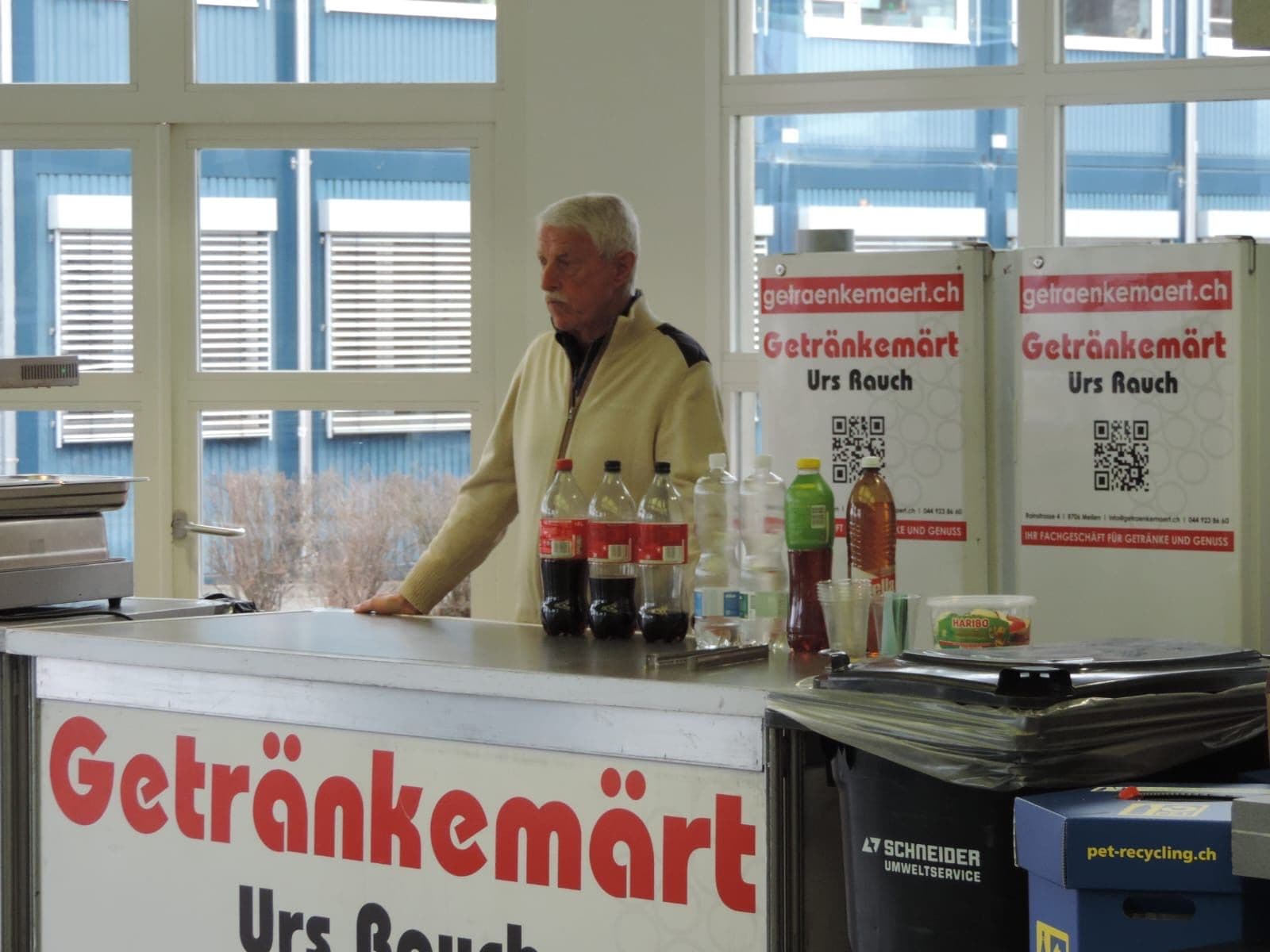 Indoor-Turnier – Ehrenpräsident als Helfer tätig